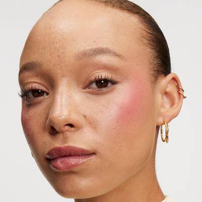 Modelka s rozjasňovačem