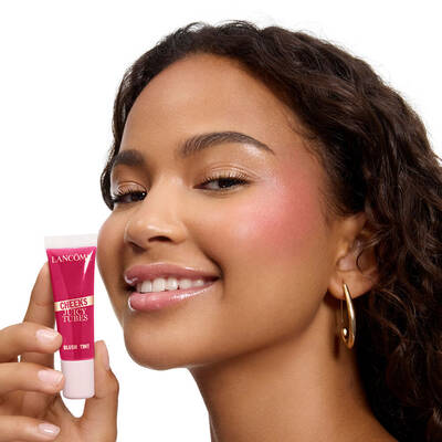 Modelka držici Juicy Tube.