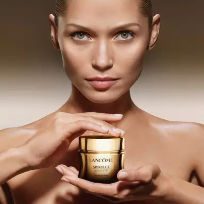 Modelka s kremem Absolue Longevity Rich Cream v rukou
