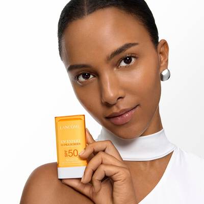 MODELKA DRŽICI SUPRA SCREEN SUN STICK ve vyšce ramen