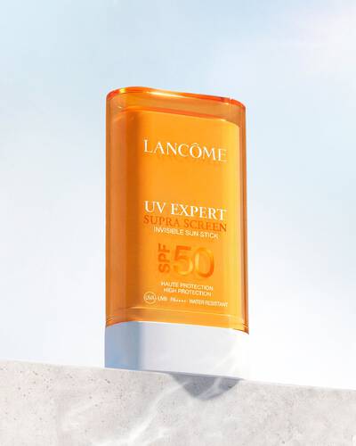 Lifestyle packshot produktu UV EXPERT SUPRA SCREEN INVISIBLE SUN STICK SPF 50