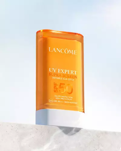 Lifestyle packshot produktu UV EXPERT SUPRA SCREEN INVISIBLE SUN STICK SPF 50