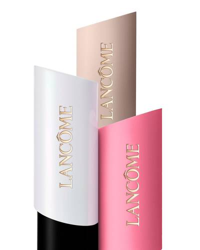 Stupňovitě naaranžovane tři produkty Lancome Teint Idole Shape – make-up, rozjasňovač a tvařenka – v odstinech bile, bežove a růžove.