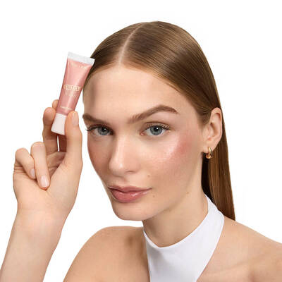Modelka držici Juicy Tube.