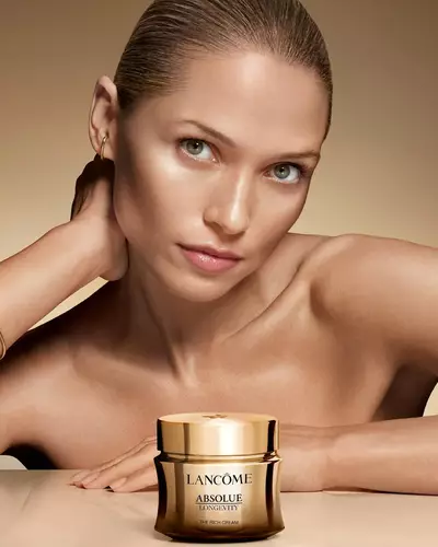 Modelka s vystavenym produktem Absolue Longevity Rich Cream
