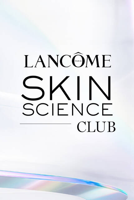 Logo Lancome Skin Science Club na jemnem, světle barevnem pozadi.