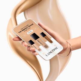 K telefonu se zobrazenim nazvu produktu Lancome a třemi odstiny make-upu na pozadi kremu.