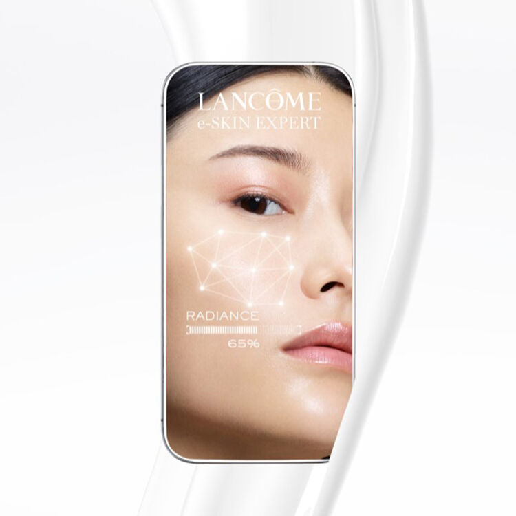 Okenni displej s aplikaci Lancome e-SKIN EXPERT, zobrazuje obličej ženy s daty o pokožce a urovni zařivosti 65 %.