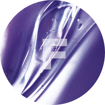 Fialova textura s lesklym povrchem a kapkami vody, uprostřed iniciala 'F'.