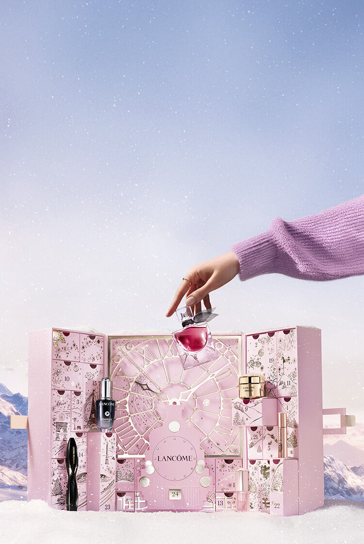 Lancome adventni kalendař navržen jako vintage růžovy kufr obsahuje  24 vzacnych darků, ktere učini vaši vanočni cestu naprosto nezapomenutelnou. Mezi poklady skrytymi za dviřky kalendaře jsou La vie est belle, Lip Idole Juicy Treat anebo Genifique.