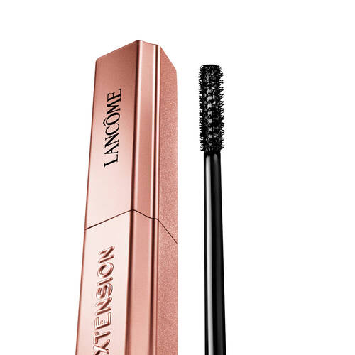 Obrazek ukazuje řasenku značky Lancome s elegantnim zlatym obalem a kartačkem pro aplikaci.