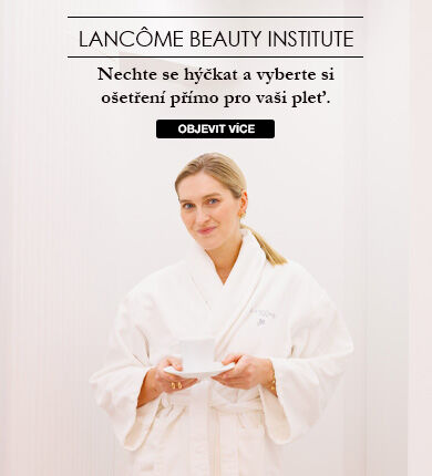 Žena v županu drži produkt peče o pleť v prostředi beauty institutu.
