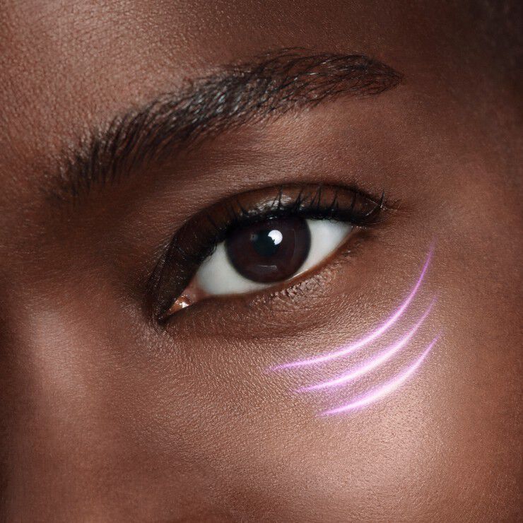 Detailni zaběr na oko s jemnou fialovou čarou na lici, zdůrazňujici krasu a umělecky styl.