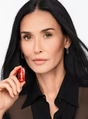 Kličovy vizual Demi Moore pro Absolue Longevity MD od Lancome
