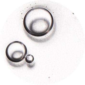 Kapky vody různych velikosti na bilem pozadi s jemnymi bublinkami.