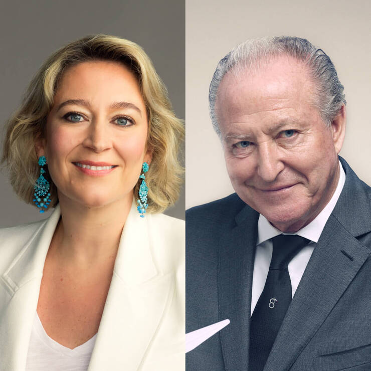 Profesionalni portrety muže a ženy, oba s usměvem, v elegantnim oblečeni, s neutralnim pozadim.