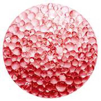 Kulaty detail vody s růžovymi bublinkami na povrchu, vytvařejici pohled na osvěžujici tekutinu.