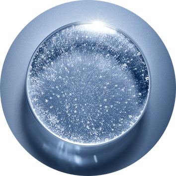 Sklenice s perlivou vodou, bublinky stoupaji na hladině, odraz světla vytvaři zařivy efekt.