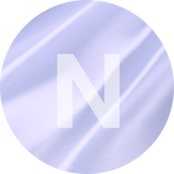 Kruhovy design s pismenem 'N' na světle fialovem pozadi, evokujici moderni a minimalisticky styl.