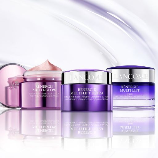 Tři kosmeticke produkty značky Lancome na bilem pozadi, včetně kremu a ser.