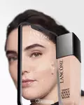 Žena se zrcadli s make-upem Lancome, ktery zdůrazňuje jeji přirozenou pleť a krasu.