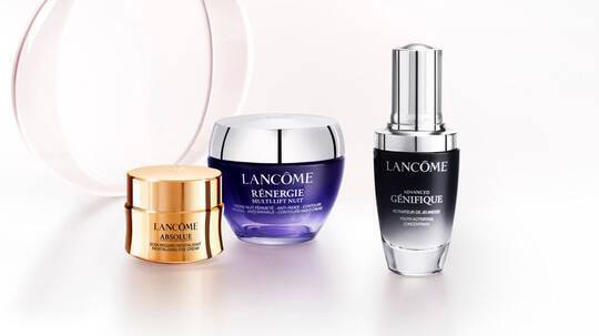 Tři luxusni kosmeticke produkty značky Lancome: krem Absolue, krem Renergie a serum Genifique.