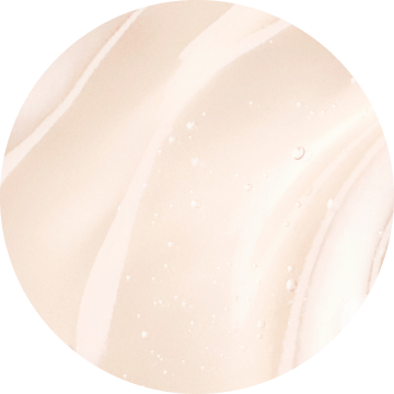 Abstraktni pozadi s jemnymi bežovymi tony a kapkami vody, evokujici klid a eleganci.