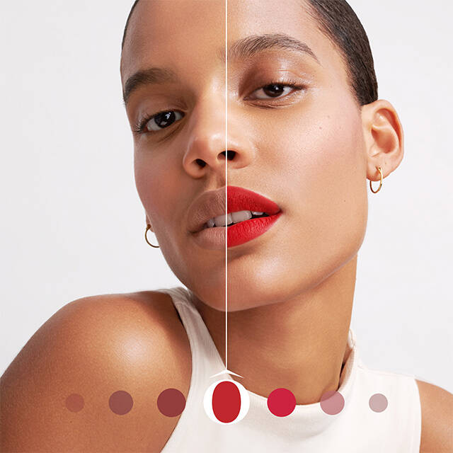 Žena s make-upem, ktera ma jasne červene rty, se diva přimo do objektivu. Na jedne straně obličeje je přirozeny vzhled, na druhe straně vyraznějši make-up. V dolni časti je viditelna barevna paleta.