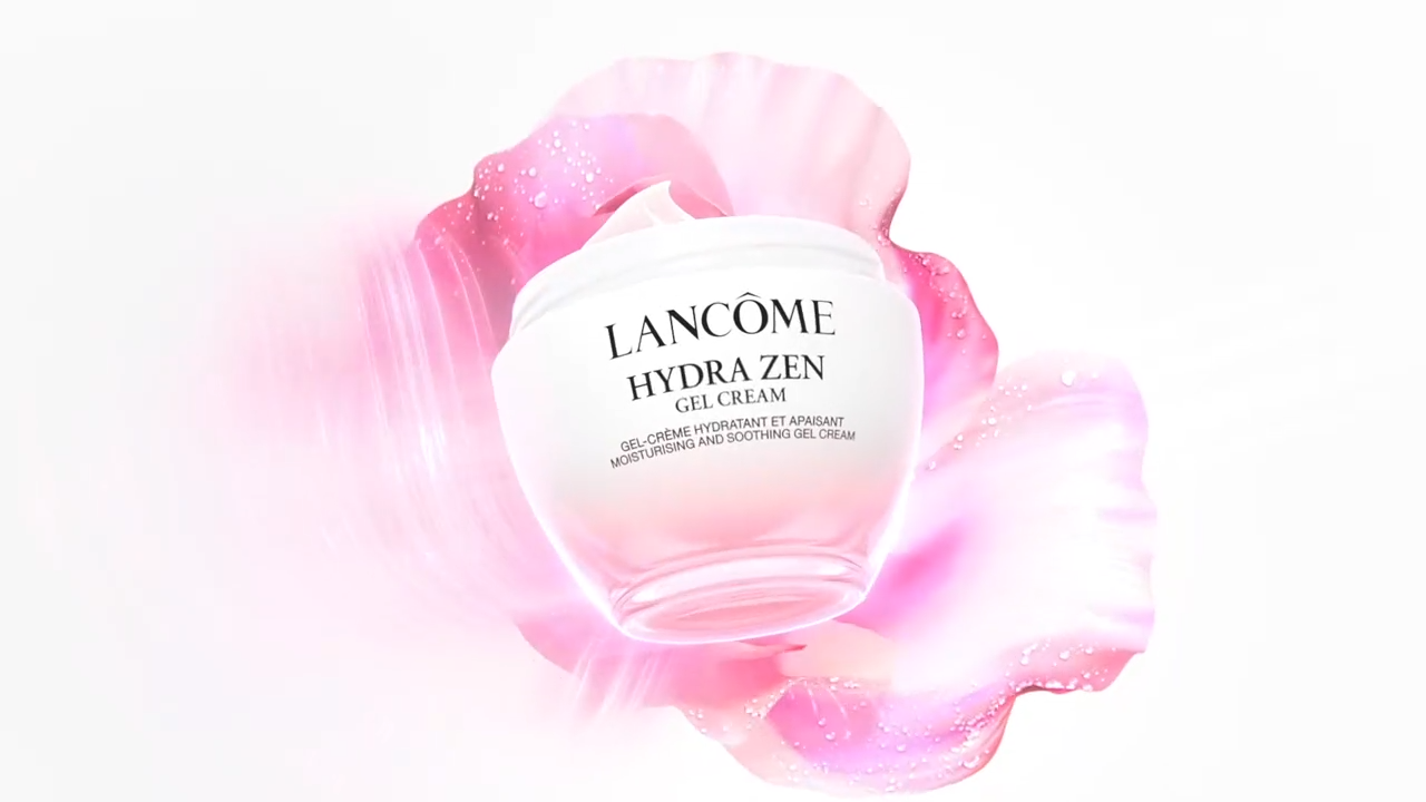 Krém Lancome Hydra Zen na hydrataci pleti, obklopený jemnými růžovými květy.